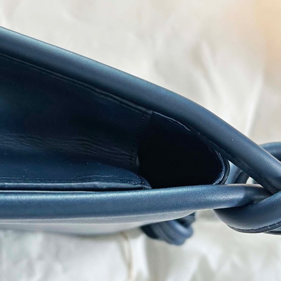 HANDBAG, JACKIE KENNEDY CLASSIC NAVY LEATHER WITH LEATHER BOW, NAVY, TWIN LEATHE - Picture 7 of 10